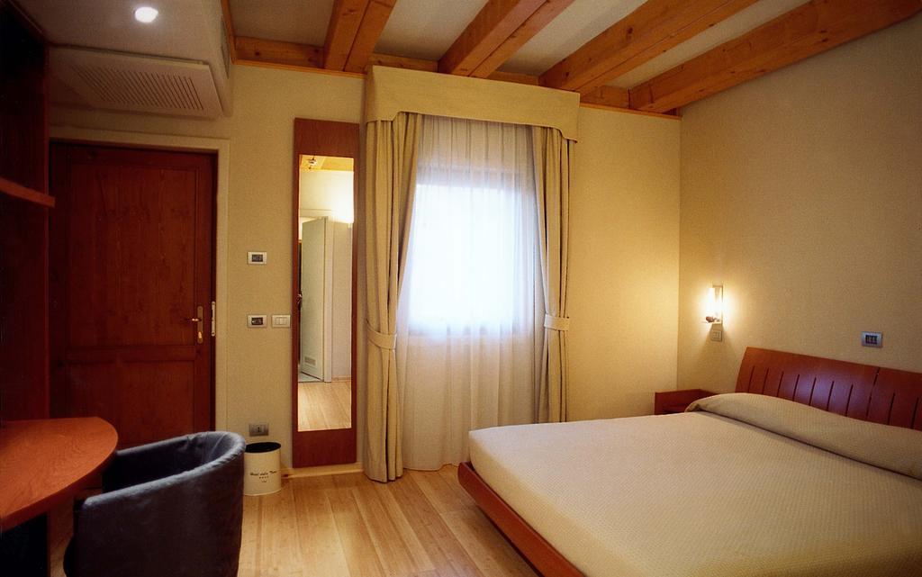 Hotel Della Torre 1850 Ponte San Marco Rum bild
